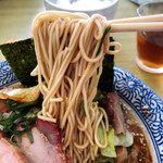 らーめん森や。 - カリフリちゃーしゅーめん(細麺、味噌、5枚)、麺リフトアップ