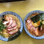 らーめん森や。 - カリフリちゃーしゅーめん、左が塩で右が味噌