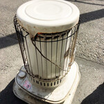 らーめん森や。 - 店頭には外待ち客のためストーブが設置されている