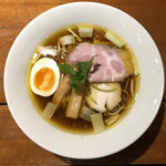 麺酒一照庵 - 生醤油細麺は定番です。スープが醤油辛くなくて、さっぱりしていてコクがあります。ローストビーフ風のチャーシューもサラダチキン風のチャーシューもどちらも柔らかくて美味しいです。メンマは短くて太めです。