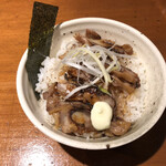 麺酒一照庵 - 炙り親鶏飯。香ばしい匂いと親鶏も固すぎず薄めにカットされているので食べやすいです。甘めのタレとマヨネーズは合うに決まってます。