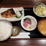 呑みくい処 城下  - さばの塩焼きと刺身定食