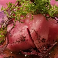 エチョラ - ③引下鮪(本鮪の幼魚)のマリネ、ハーブサラダ載せ、焼き茄子とパセリのソース添え
                    脂のりが弱く印象は薄いが焼き茄子ソースが甘みを補い、バランス良くまとまっています