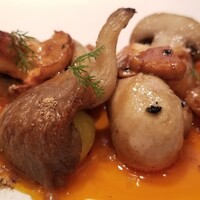 エチョラ - ⑤炭焼き茸(フランス産)、銀杏、卵黄ソースを添えて
                    ホワイトマッシュルームは旨みと香りが豊か、セップ茸(イタリアだとポルチーニ茸)は旨みが強い、ジロール茸は黄色で彩りが良いですね♪