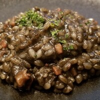 エチョラ - ⑥烏賊入り烏賊墨ご飯
                    烏賊墨ソースは市販？それとも自家製？
                    バカ舌に付き判別出来ず
                    たっぷりバターで味わいは濃厚
                    濃い味が好きな人には堪らないかも
                    ボリュームは少ないがやや腹もたれ気味