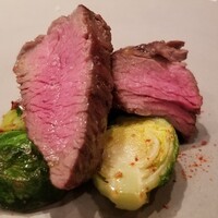 エチョラ - ⑧炭火焼き牛フィレ肉(ニュージーランド産)、炭火焼き芽キャベツ添え
                      火入れはまずまず、シンプルに塩で
                      脂は弱く旨みは穏やか
                      炭火焼きの芽キャベツはとても甘い