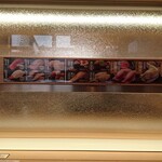 はま寿司 - カウンター席、両サイドには仕切りあります