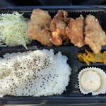 鶴巣パーキングエリア（上り線） スナックコーナー - 唐揚げ弁当700円税込　大きい唐揚げ、揚げたて熱々でうましです。