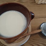 花水木カフェ - メープルミルク、追加のメーブルシロップも付いてます450円