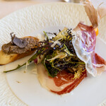 カステッロ - 2021.1 スペイン産イベリコベジョータの生ハムサラダとイタリア産黒トリュフのクロスティーニ