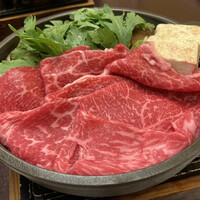 荒井屋 万國橋店 - 4分の3くらい肉で覆われた贅沢な名代「牛鍋」（黒毛和牛）