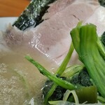 Kamariya Taishou - スープに半分浸されたチャーシュー。