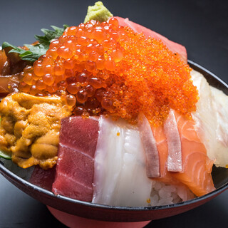 塚本鮮魚店 - 料理写真:当店自慢の極み海鮮丼です！！