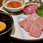 Shichirin Yakiniku Tanoshiira - 三角バラの炙りユッケとセンマイ刺し