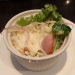 新宿中村屋インドカリーの店 - インドカリーに付いているサラダ