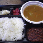 胸突江戸屋 - 宿泊、夜ご飯。ハンバークカレー。足りない方は、焼きそば（カップ麺）なども追加料金（もち富士山価格）で食べられます。