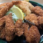 とんかつ春 - スペシャル定食＋単品カキフライのアップ。レモンの上からキス・ヒレ3切れ（ちなみにハーフカットしてくれてるよ）・カキ5個・海老・クリーム。最高。
