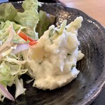 森のハンバーグ工房 ゆみさんち - 【日替わりランチのサラダ】ポテサラもちゃんと手作りなのが嬉しい。