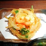 多摩うどん ぽんぽこ - カラッと揚がった大きいかき揚げは横に添えられた粗塩で戴きます。玉ねぎの甘味、エビのプリっとした食感がたまりません。