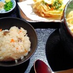 多摩うどん ぽんぽこ - かやくごはんが付いて来ます。優しい味付けがとても美味しく、食べる価値あります。