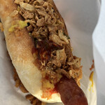 ベッソコーヒー - カリカリのフライドオニオンがたっぷり。ソーセージはジューシーで肉感もしっかり。パンが見た目と違って柔らかくてもっちりしていて食べやすかった。