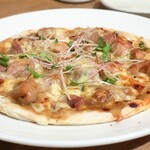 トリワイン ＰＩＫＯＳＨＨＨＵ - 地鶏の照焼きピッツァ