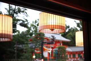 Hashi Daime Gihee - 八坂神社を眺めながらお食事できる2階のカウンター席