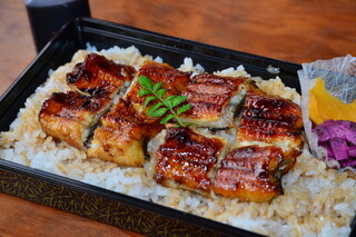 Ban Shou - うなぎ弁当　1,700円　　うなぎ半身です