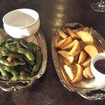 柊山ガーデン - 焼枝豆とフライドポテト