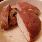 リストランテ カルド - 胡桃とレーズンのパン、フォカッチャ
