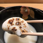 日本料理 太月 - ランチフルコース１６５００円。白味噌椀。焼餅に見立てた河豚の白子入りです。雑味なく濃厚な白子が、上品な甘さの白味噌とマッチして、とーっても美味しかったです（╹◡╹）（╹◡╹）
