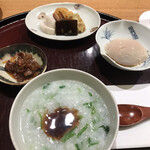 日本料理 太月 - ランチフルコース１６５００円。七草がゆ、牛肉しぐれ煮、温度玉子など。お出汁が良いので、お粥も良い出来具合です（╹◡╹）