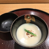 日本料理 太月 - ランチフルコース１６５００円。白味噌椀。焼餅に見立てた河豚の白子入りです。甘さが心地よく、白味噌を苦手な私が絶賛できる味わいです（╹◡╹）（╹◡╹）