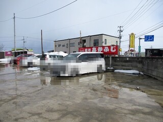 Akafuji - 隣のアパート内の中は赤い看板前に3台だけよ