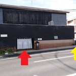 アンティカ オステリア アウン - 赤い矢印が山文魚、黄色い矢印が当店の入り口です