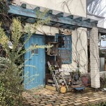 ヨシタベーカリー - 裏に回ったところがお店の入り口