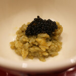三宅輝 - 松葉蟹の甲羅で火を入れた味噌リゾット　国産キャビアをのせて