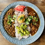 Tiru pati - 粗挽きポークキーマと、チキンカレーのあいがけカレー