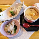 きじま - 季節の前菜３種
            茸と青菜のおひたし・胡麻豆腐・茶碗蒸し