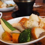 Restaurant&Bar PACCO - 来ました～メイン★茹で（蒸し）野菜、海老・ソーセージ＆バゲット