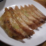 Gyouzaya - 旨辛赤餃子（５００円）　豆板醤を混ぜ込んでるようです。♪　ちょっと赤いです！