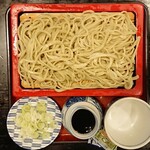 富士見庵 - 小もりそば ¥450~一般的な普通盛。淡く緑がかかった中細並粉蕎麦の香り&甘みホノカ。茹で加減よくコシと喉越しを楽しめる。親しみやすい汁に浸して手繰る。