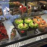 Pâtisserie À Bientôt - "ショーケースに並ぶケーキの中には「ももっ子」と「メロンショート」"