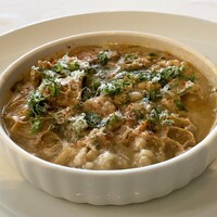 レストラン アルティザン（restaurant Artisan） - アルティザン特製モツ煮込み　トロントロンに柔らかく煮込まれたモツ、下処理が丁寧にされているのと香辛料によって臭みは皆無、この味付け大好きです。 チーズもトロリとモツに絡み美味しい♪ ボリュームもあり大満足です(^^♪