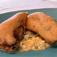 レストラン アルティザン（restaurant Artisan） - 牡蠣のベニエ グリビッシュソース　ペイストリーはサクッとしたドーナッツに似ており、酸っぱいソースがとても合い、牡蠣も熱々で味が良いです♪