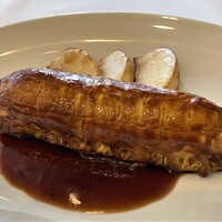 レストラン アルティザン（restaurant Artisan） - 丹沢鹿とフォアグラのパイ包み 赤ワインソース　パイ生地はサックリでバターの風味も良く、鹿肉とフォアグラの旨味を閉じ込めています。 赤ワインソースに若干甘味があり、肉とフォアグラに合い良い味わいです♪