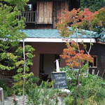 水辺のカフェ 三宅商店 酒津 - 木々が生い茂っています