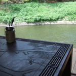 水辺のカフェ 三宅商店 酒津 - テーブルからの川の眺め