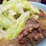 ラーメン二郎 - 豚は部位にもよるけど、味がしっかりと染み込んでいます