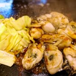 鶴橋風月 - 牡蠣バター醤油焼き